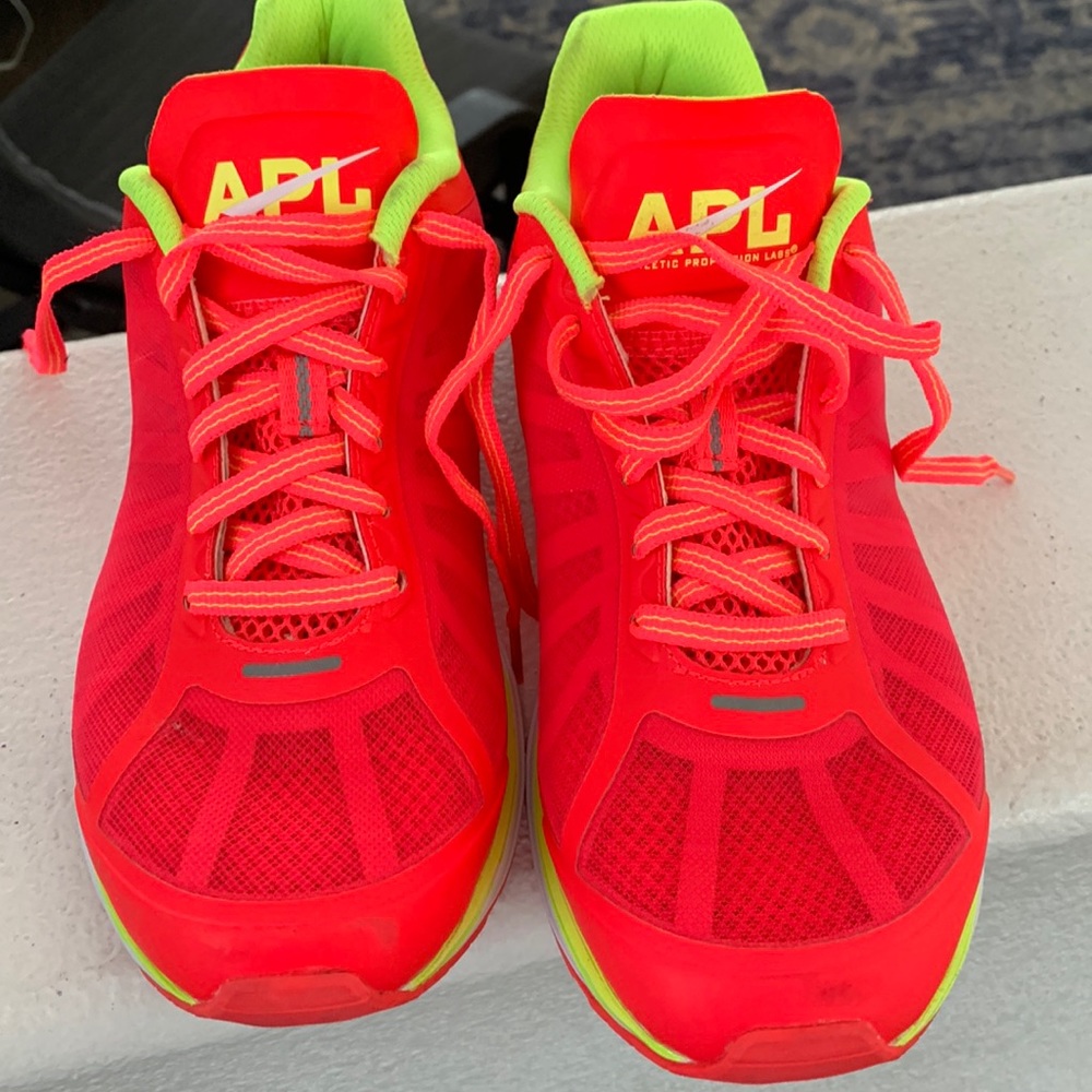 Women’s APL windchill running shoe